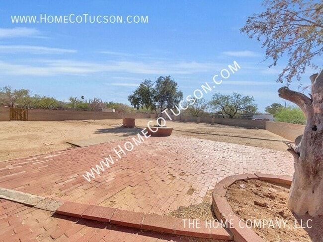 Building Photo - 8905 N Hickory Dr