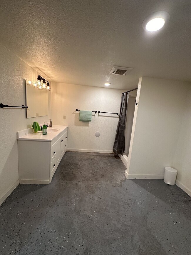 Building Photo - Great 6 bed 3 bath not far from UWEC! Available June 1st