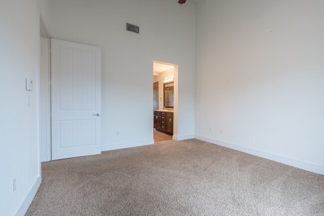 Building Photo - Beautiful 2 Bedroom, 2.5 Bath Townhome in Northwest Austin