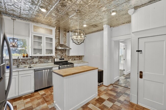 Building Photo - 212 N Grand Ave