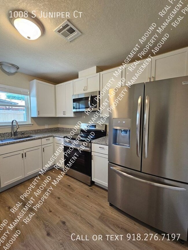 Building Photo - 1008 S Juniper Ct