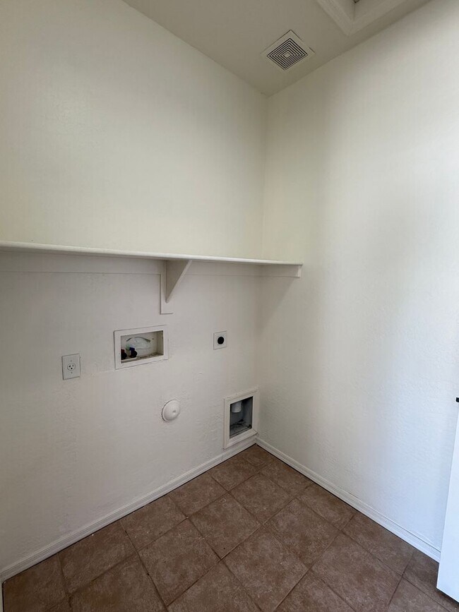 Building Photo - BRAND NEW CARPET 3 Bedroom 2 Bathroom Spacious Floorplan!