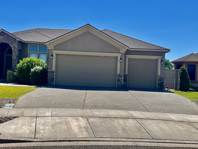 Building Photo - Spacious 4 Bedroom Home in Quiet Cul-de-Sa...