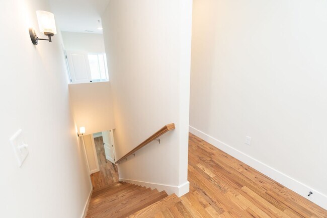 Building Photo - Modern 4 Bedroom Townhome in Southside Chattanooga