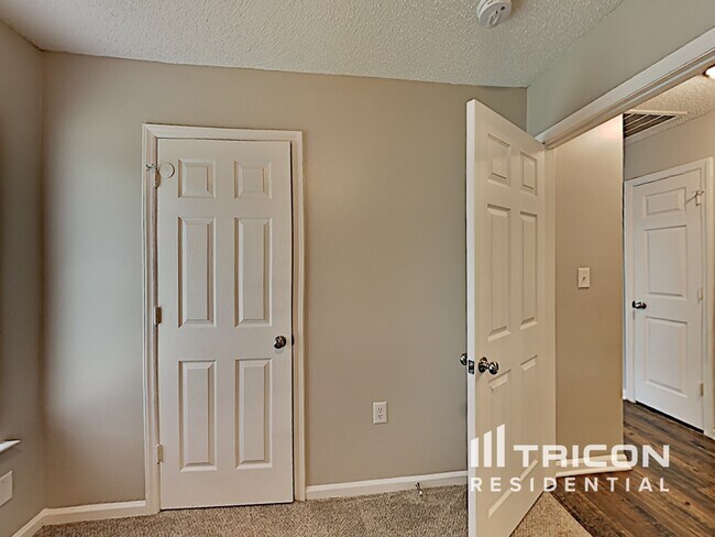 Building Photo - 6530 Lynmont Dr