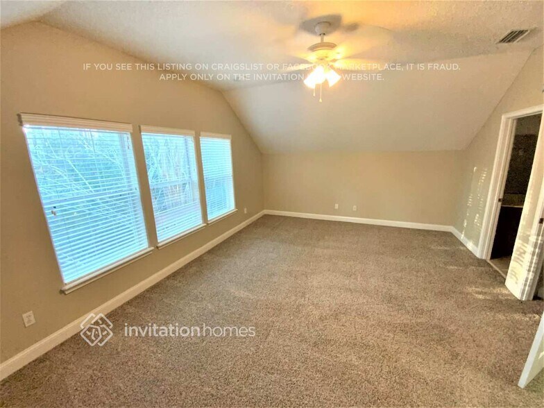 Building Photo - 133 W Village Dr