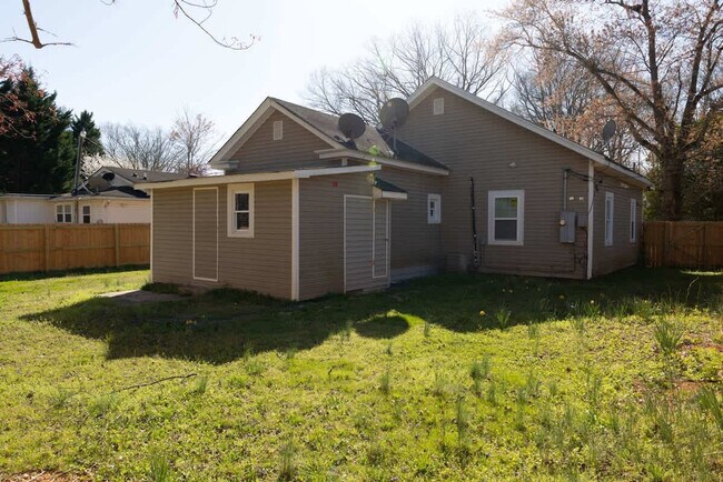 Building Photo - 305 Caswell St