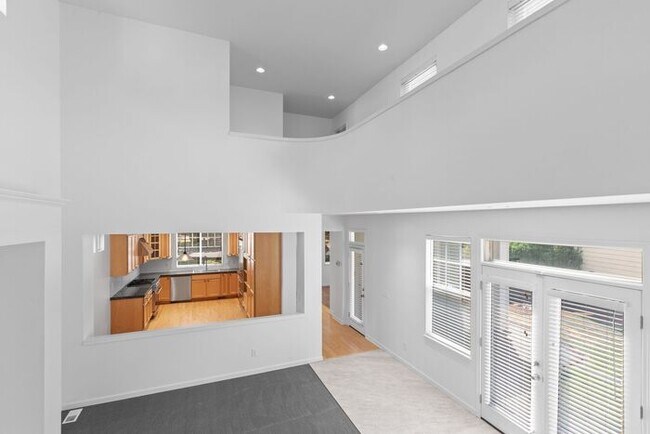 Building Photo - Immaculate Redmond Ridge Air-Conditioned B...