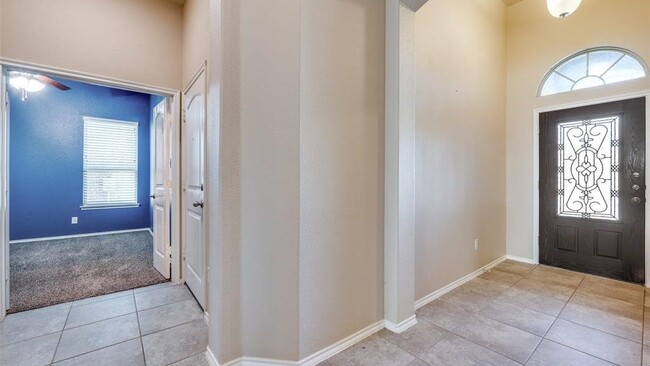 Building Photo - 2025 Lake Vista Dr