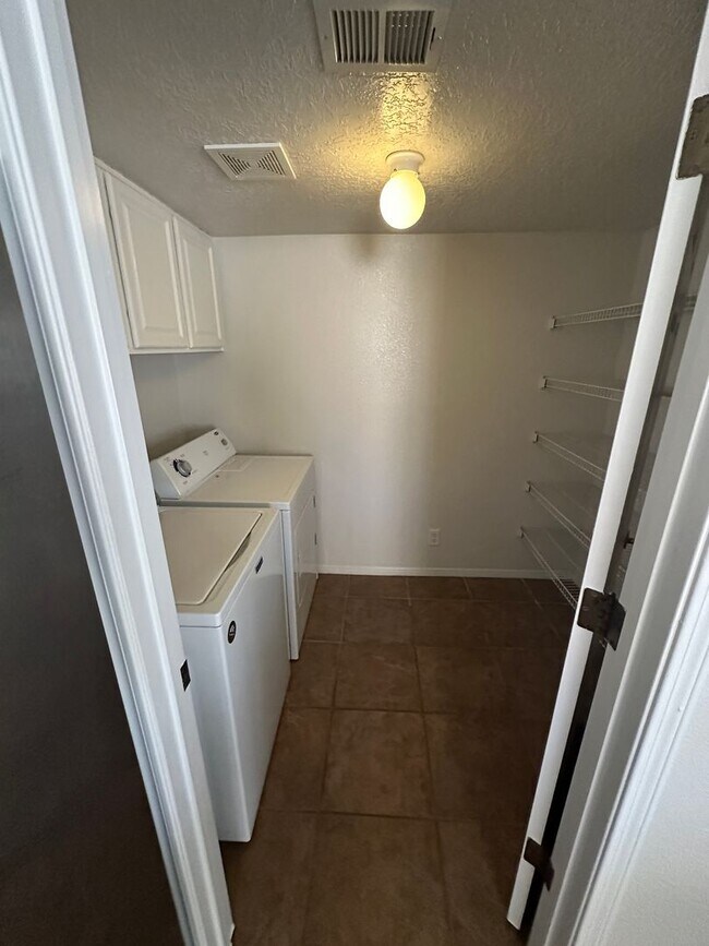 Building Photo - 8104 Rancho Paraiso NW