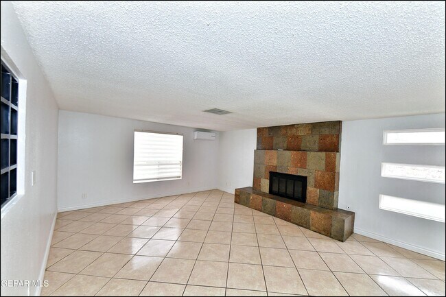 Building Photo - 10565 Murphy St