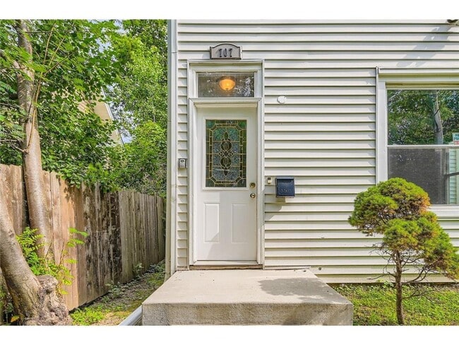 Building Photo - 707 Jenks Ave E