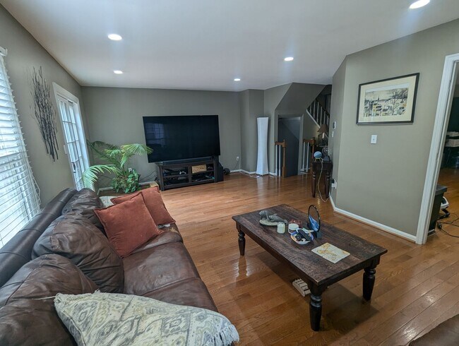 Building Photo - Beautiful 3 level END UNIT townhouse that ...