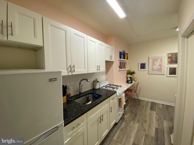 Building Photo - 1735 Bainbridge St