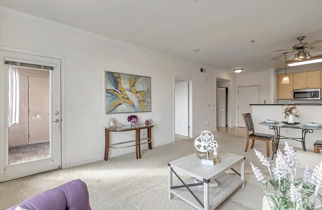 Building Photo - 1-bedroom, 1-bathroom top-floor corner unit condo offers comfort & convenience.