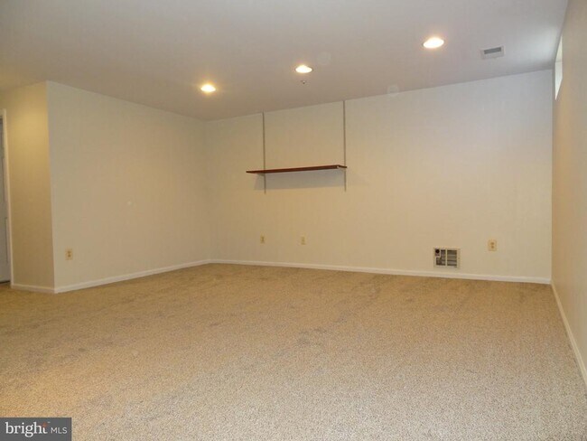 Building Photo - 836 Knob Ct