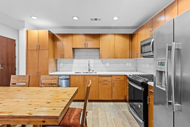 Building Photo - Stunning Modern Luxury 3BD/2BA Condo in Ma...