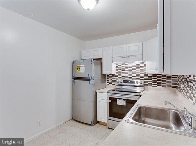 Building Photo - 2621 Glengyle Dr