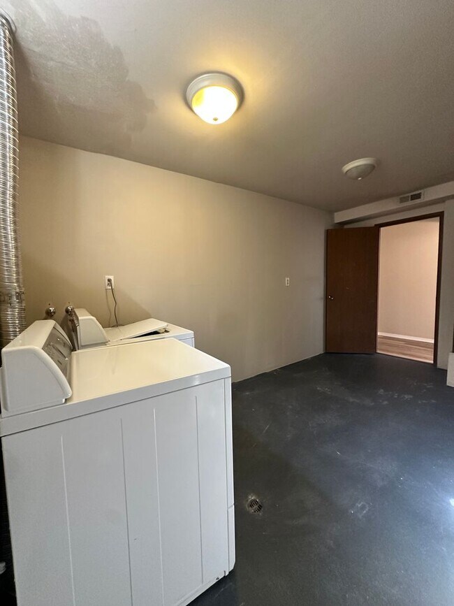 Building Photo - 1826 Rocklund Dr