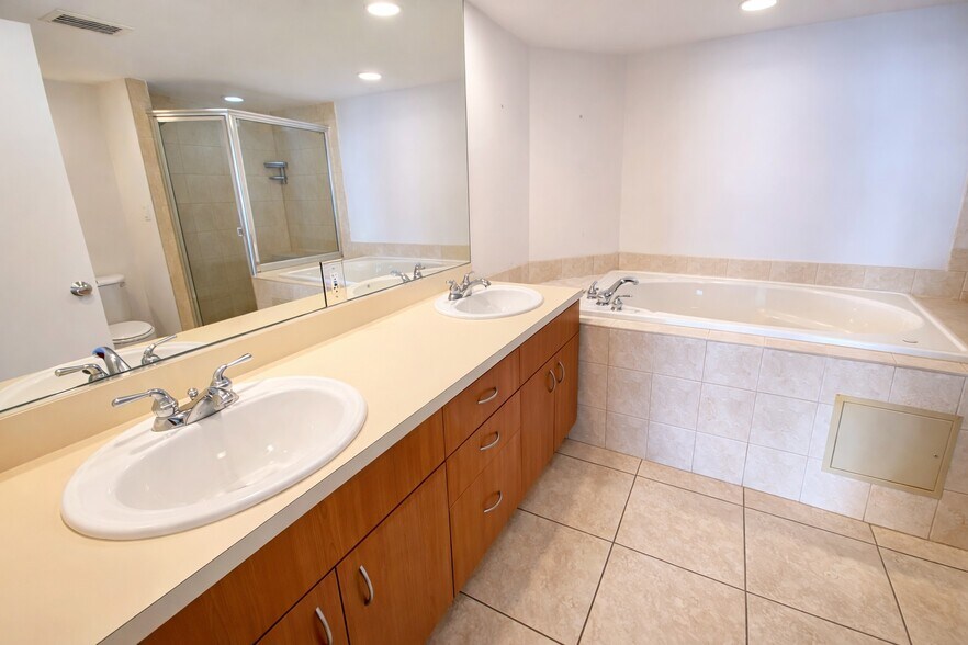 Building Photo - 5600 Collins Ave