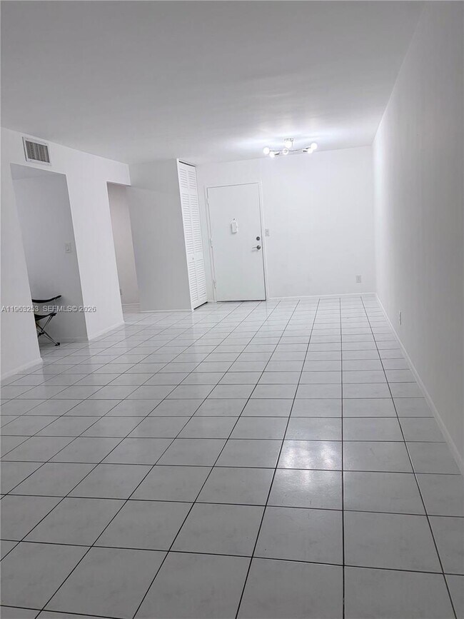 Building Photo - 1913 S Ocean Dr