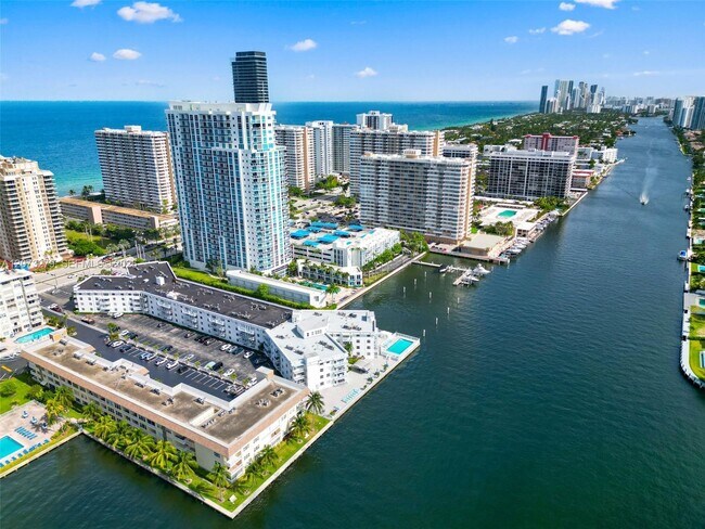Building Photo - 1913 S Ocean Dr