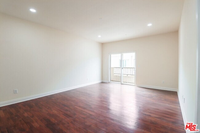 Building Photo - 7132 Farralone Ave