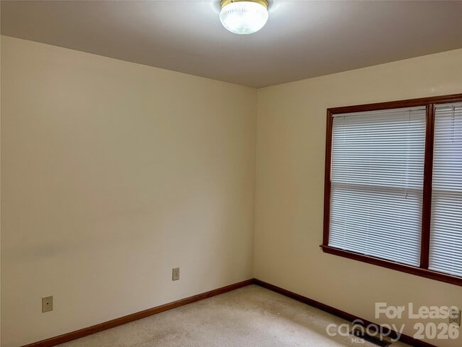Building Photo - 153 Hillcrest Dr