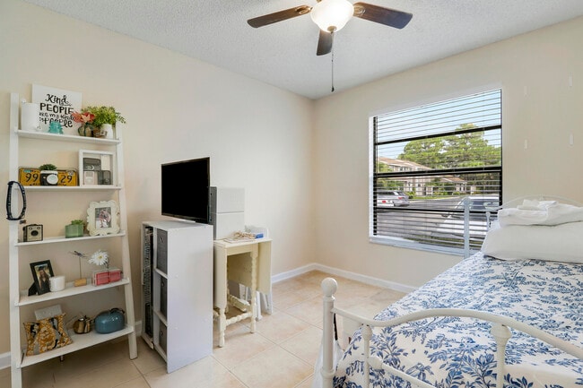 Building Photo - 703 Stonewood Ct