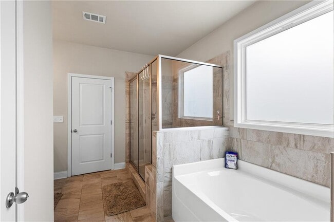 Building Photo - 2121 Charmond Dr