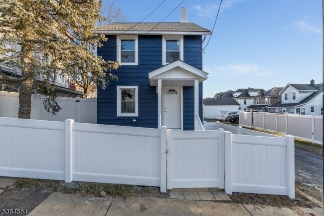 Primary Photo - 288 Marshall St