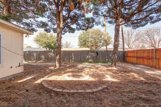 Building Photo - Rare find 5-bedroom 4-bathroom home near T...