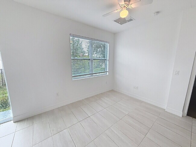Building Photo - Welcome home to this gorgeous 4-bedroom, 2-bath home!