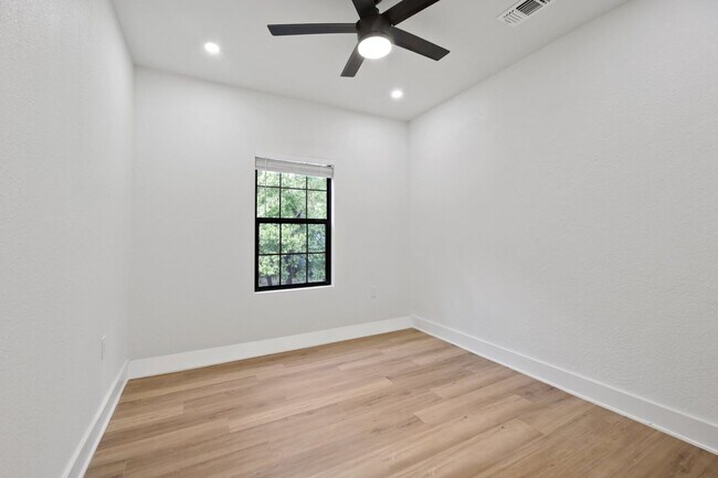 Building Photo - 8 BED 4 BATH Fully remodeled house in West...