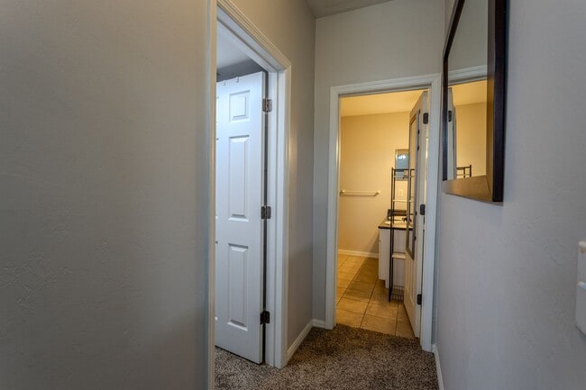 Building Photo - LOCATION. LOCATION. LOCATION. 2BR/3BA Cond...