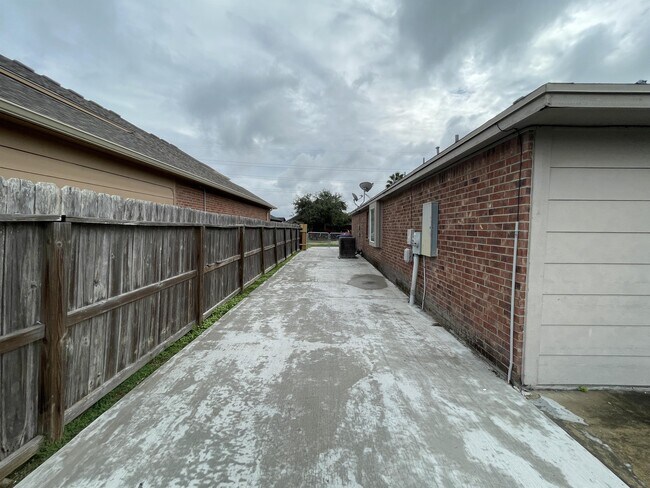 Building Photo - 6721 Dungeoness Dr