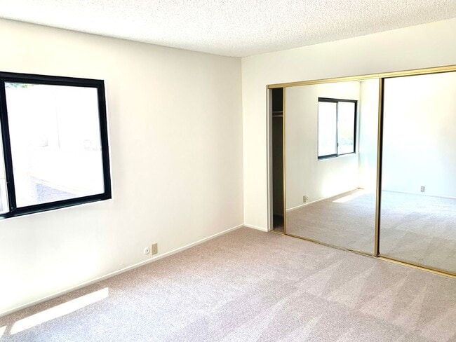 Building Photo - Ojai's Creekside Village Condo!