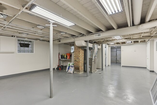 Building Photo - 3227 S Wells St