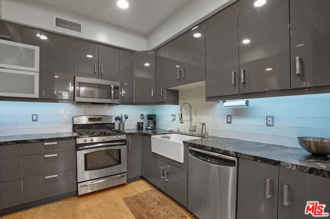 Building Photo - 16123 Sunset Blvd