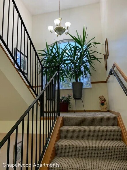 Building Photo - 1005 Valley View Ln