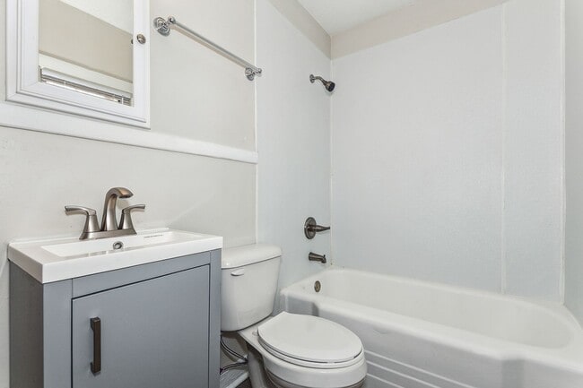 Building Photo - Cozy Home!! Only a few minutes from the downtown area!