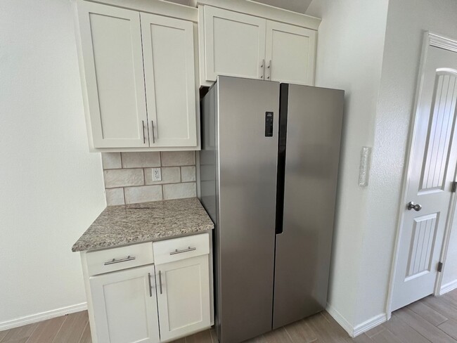 Building Photo - Stunning 3 bedroom, 3 bathroom home locate...