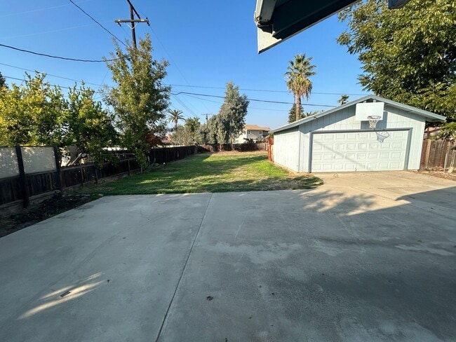 Building Photo - Centrally Located Cottage