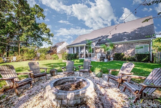 Building Photo - 111 River Birch Cir