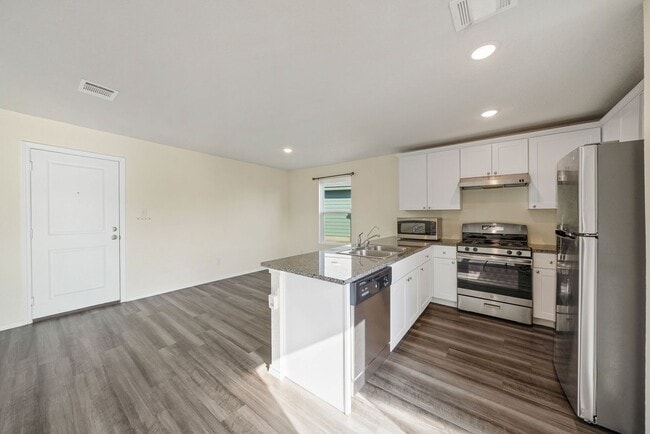 Building Photo - 4 Bedroom/2.5 Bath Elm Valley Subdivision