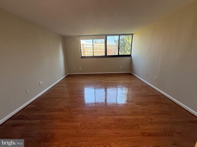 Building Photo - 1101 S Arlington Ridge Rd