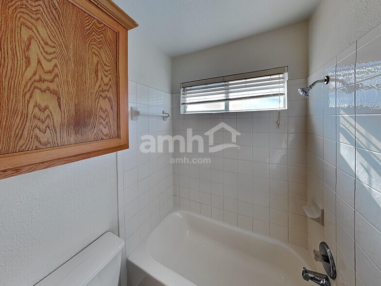 Building Photo - 1805 Lost Maples Loop