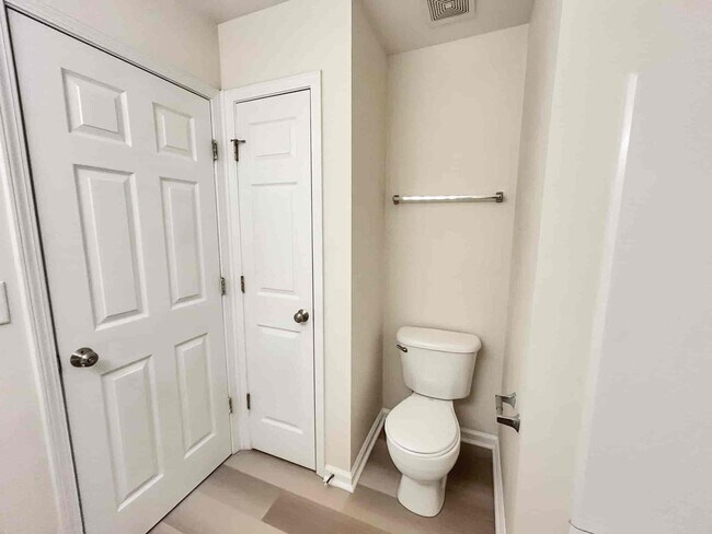 Building Photo - 4033 Edgecomb Dr