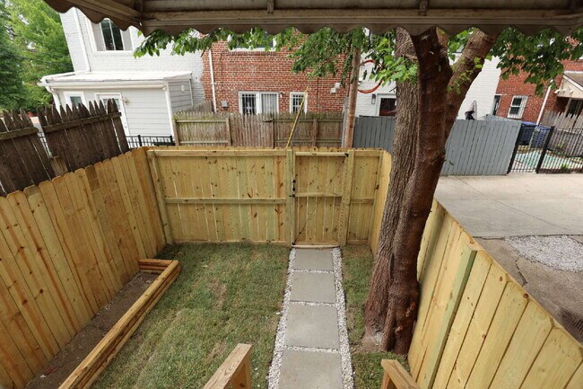 Building Photo - 2039 Rosedale St NE