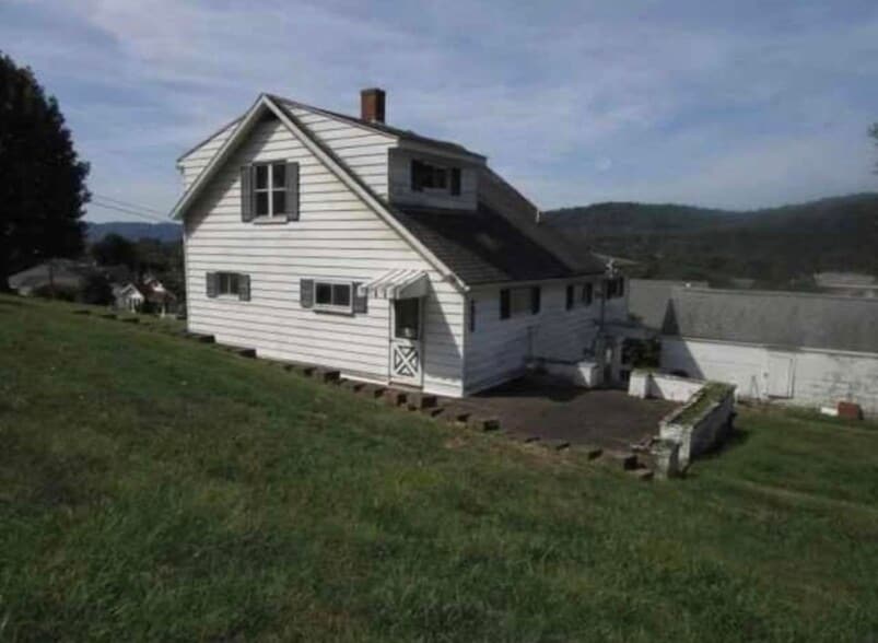 Building Photo - 361 Long St